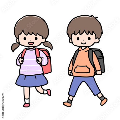 歩く小学生の女の子と男の子