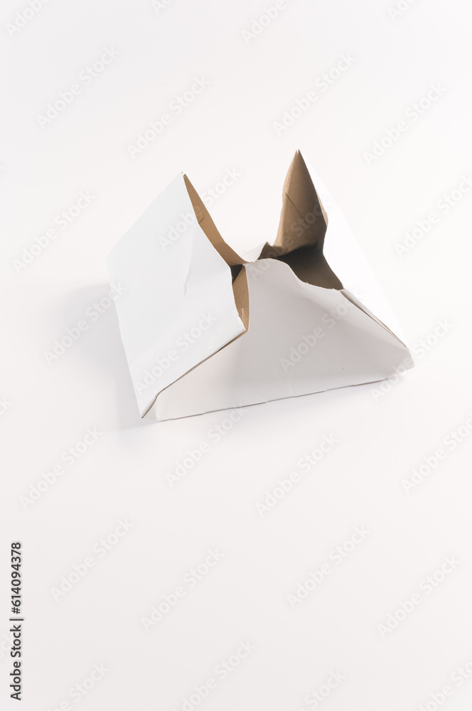 custom made wallpaper toronto digitalimmagine di scatola in cartone accartocciata su superficie bianca, concetto di raccolta differenziata e smaltimento materiali