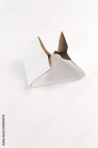 Wallpaper Mural immagine di scatola in cartone accartocciata su superficie bianca, concetto di raccolta differenziata e smaltimento materiali Torontodigital.ca