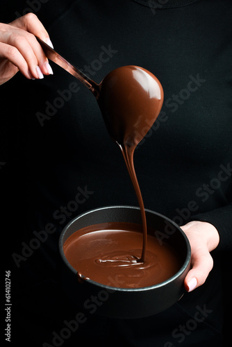 Foto The chef scoops hot chocolate into a bowl