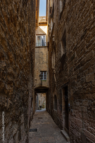 Obraz na płótnie Gasse in der Altstadt von Sarlat-la-Canéda in Nouvelle-Aquitaine in Frankreich w salonie