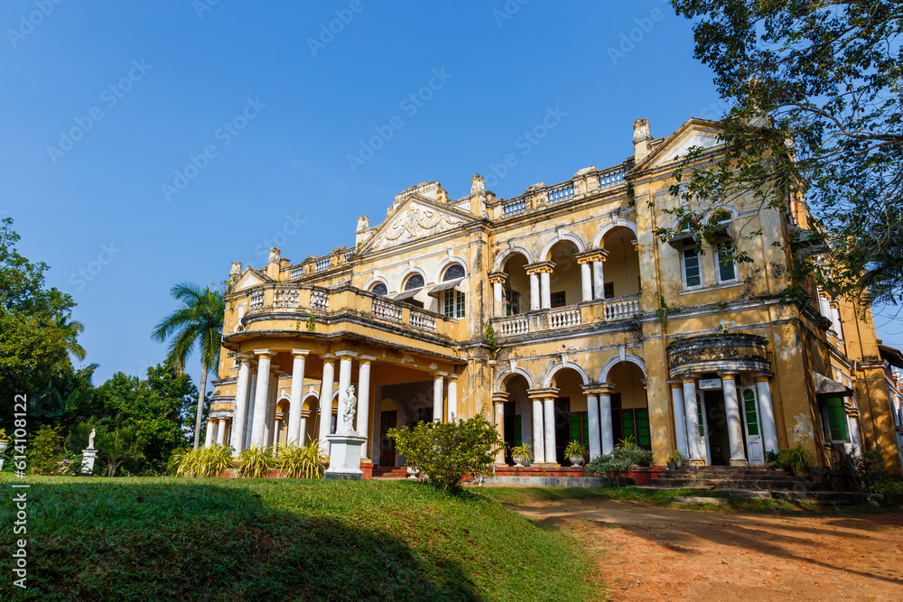 The front of a mansion in Sri Lanka