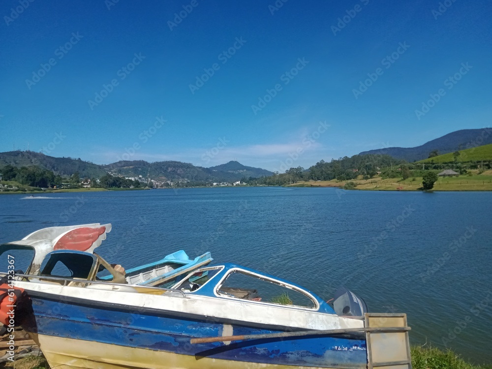 Fototapeta premium boats on the lake