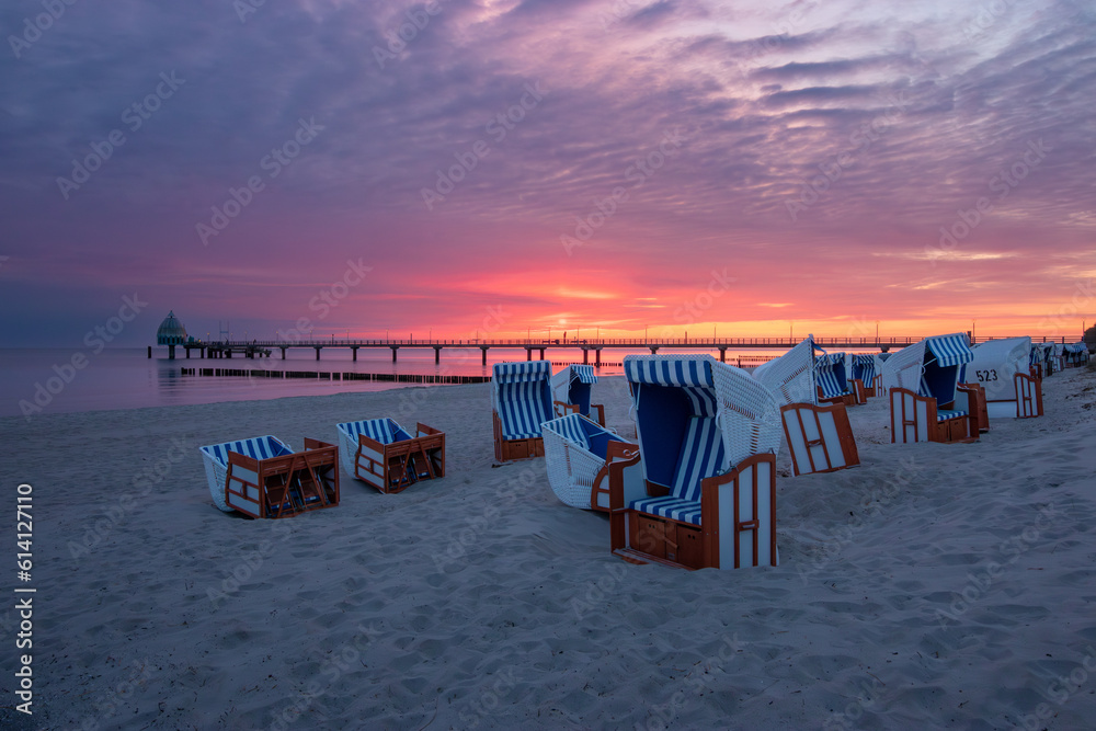Sonnenuntergang am Strand von Zingst an der Ostsee. Sonnenuntergang am Strand von Zingst an der Ostsee.