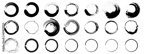 Set of circle brush strokes, hand drawn paint brush circle logo frame. Vector set of grunge circle brush. Vector illustration EPS 10
