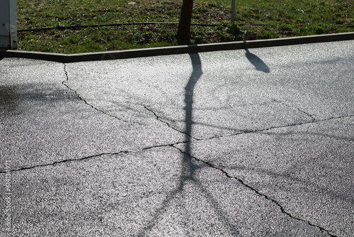 gleză

Shadows on the asphalt. Cracks in the asphalt. The shadow of the tree on the asphalt. Siulet. photo