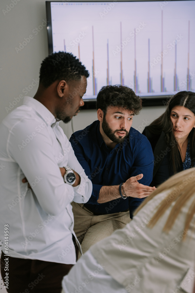 Obraz premium Young male person giving his opinion to his multiracial colleagues
