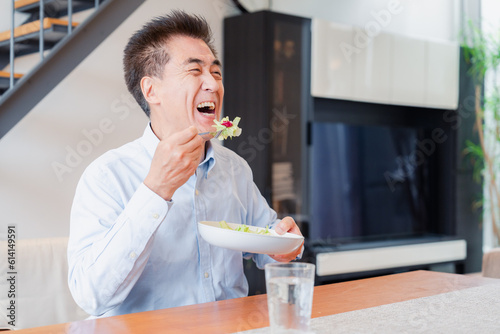 Plakat w ramie サラダをおいしく食べる高齢の男性