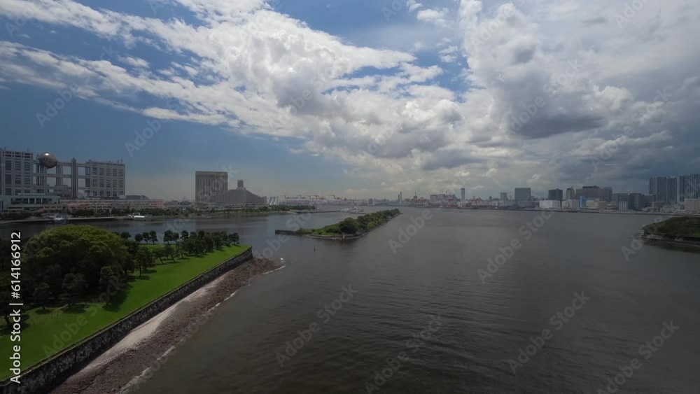 東京湾を覆う雲のタイムラプス動画。 東京湾を覆う雲のタイムラプス動画。