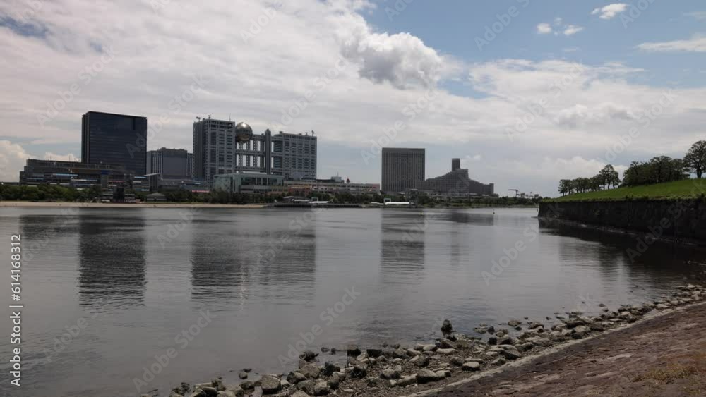 入江の奥からみた対岸にあるビル群の風景。 入江の奥からみた対岸にあるビル群の風景。