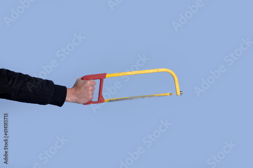 homem trabalhador segurando ferramenta de trabalho, serra de corte 