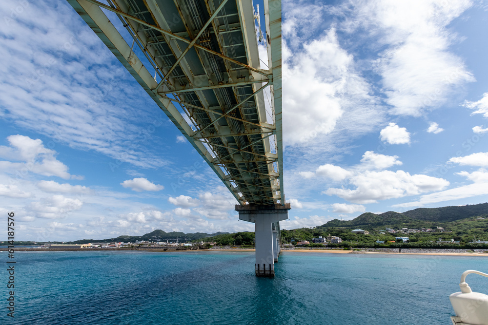 沖縄　船から見る瀬底大橋