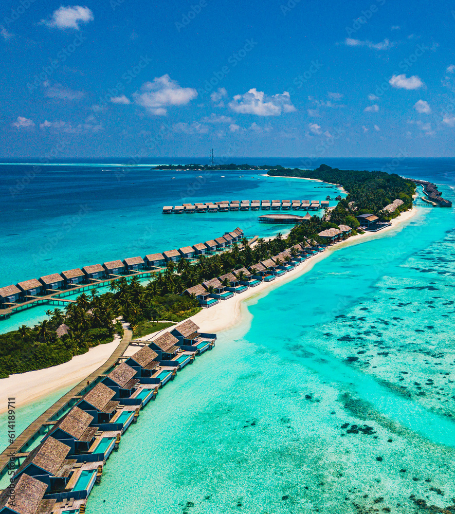 Fototapeta premium Drohnenaufnahme einer Luxusresortinsel auf den Malediven, Kuramathi Island Resort