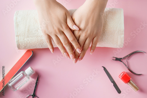 Fotografia Nail care procedure in a beauty salon