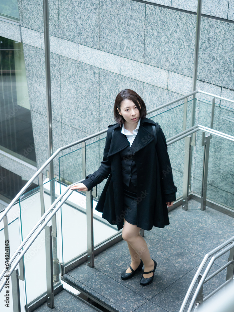 仕事で外回りする女性 仕事で外回りする女性