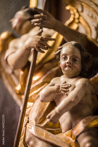 Figurka anioła znajdująca się w bazylice w Nysie.
