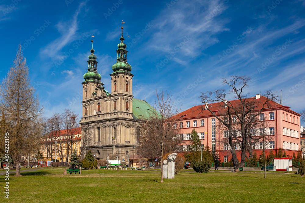 Zabytkowy kościół na placu Paderewskiego w Nysie. - obrazy, fototapety, plakaty 