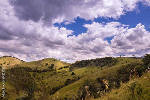 Ceu com nuvens e sobre campo verde
