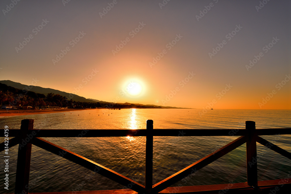amanecer en una playa de Marbella visto desde el embarcadero 