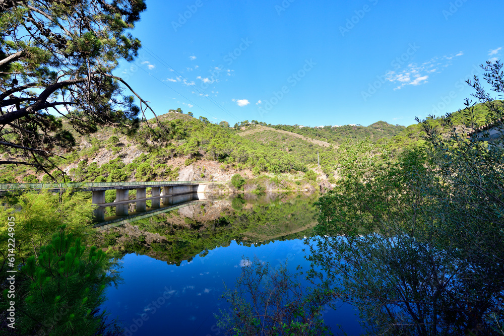 paisaje de montaña con un lago y el reflejo en el agua 