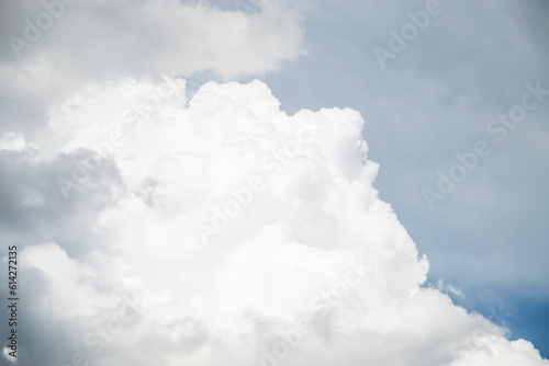 Bild auf Leinwand Close-up view of puffy, white, billowing cumulonimbus cloud in the sky above Flo