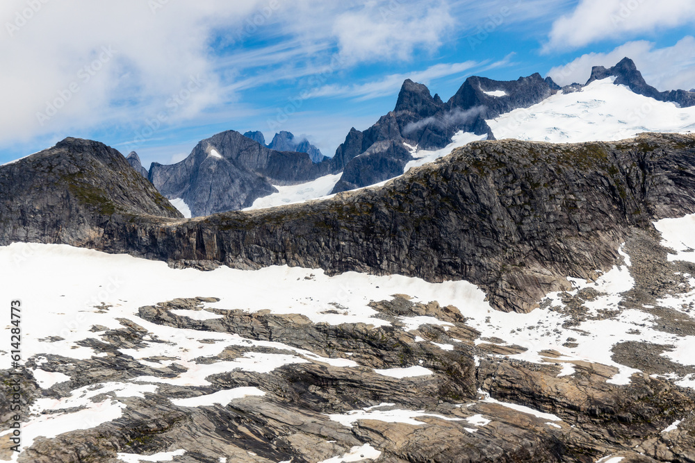 Obraz premium Aerial view of snow-covered mountain peaks on the Juneau icefield.