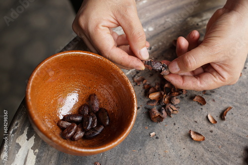 Quadro su tela Separating cacao husk from cacao beans by hand to make chocolate