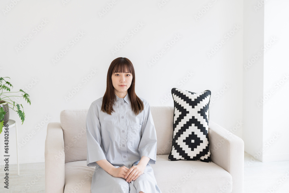 考える若い女性