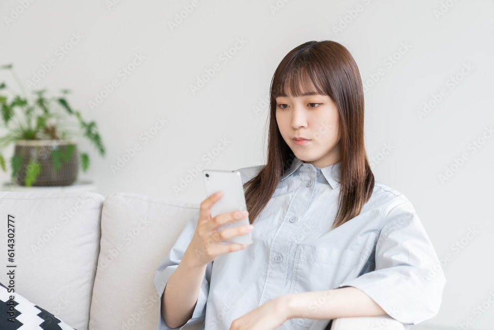 スマホを見る若い女性 スマホを見る若い女性