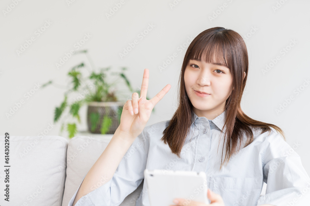 タブレットを見る女性