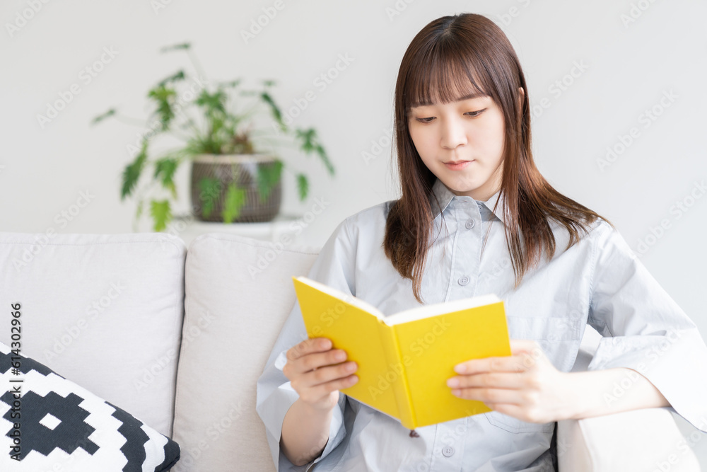 本を読む若い女性 本を読む若い女性