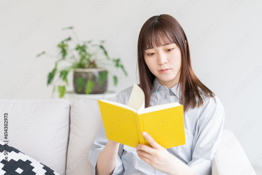 本を読む若い女性 本を読む若い女性