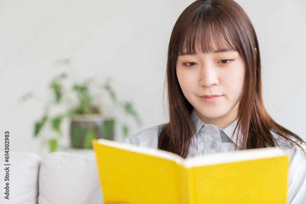 本を読む若い女性 本を読む若い女性