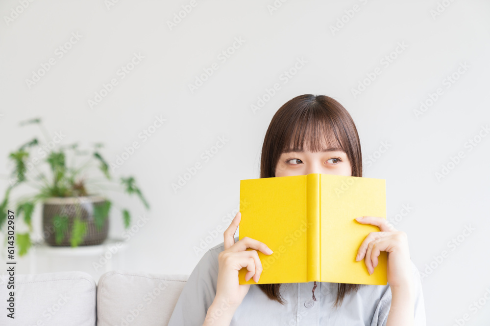 本を読む若い女性