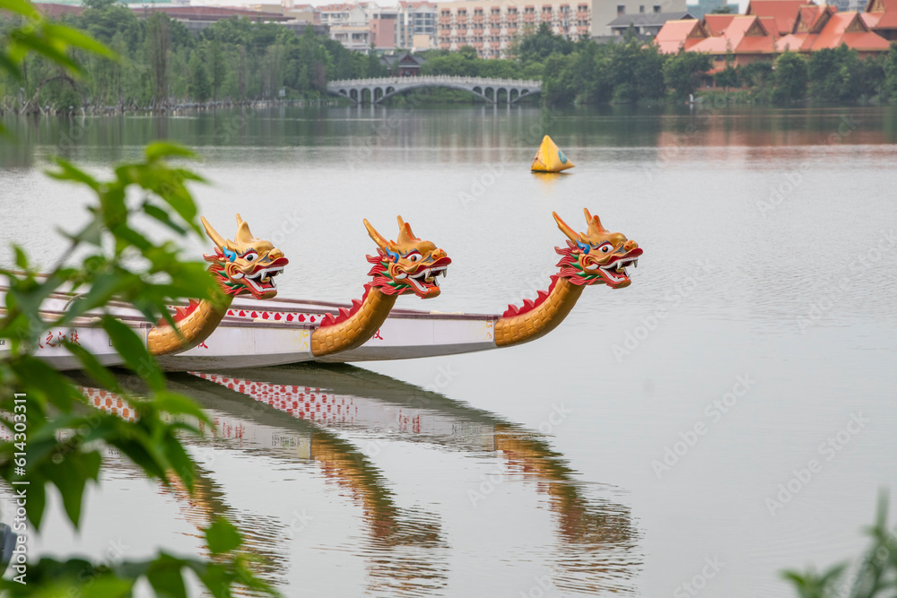 Obraz premium Dragon Boats in the River on Dragon Boat Festival