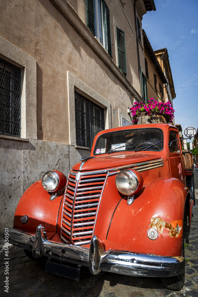 Ancienne camionnette garée dans le quartier Transtevere à Rome