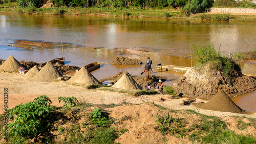 Foto Sable séchant au soleil au bord d'une rivière à Madagascar