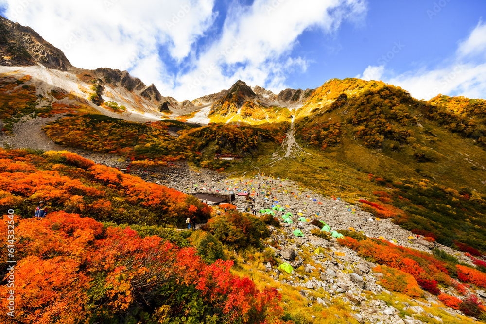 穂高岳、涸沢カールの秋、紅葉と青空が絶景