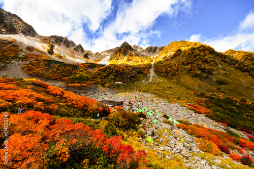 穂高岳、涸沢カールの秋、紅葉と青空が絶景