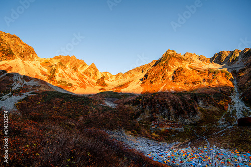 穂高岳、涸沢カールの朝焼け、光と影のモルゲンロート