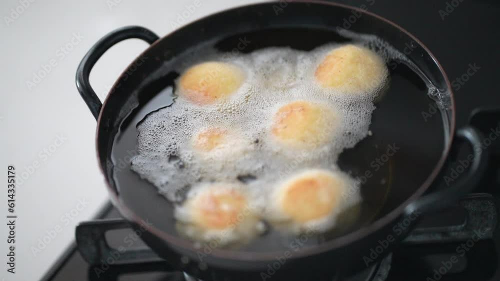 サーターアンダギーを作る様子