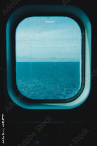 Blick aus dem Fenster eines Schiffes auf das Meer und eine Insel