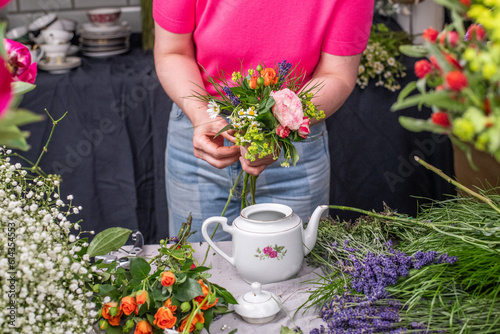 Natürlicher Blumenstrauß in alter Kaffeekanne, rustikale Tischdekoration, frische Blumen, roter Kugelamaranth, Schleierkraut