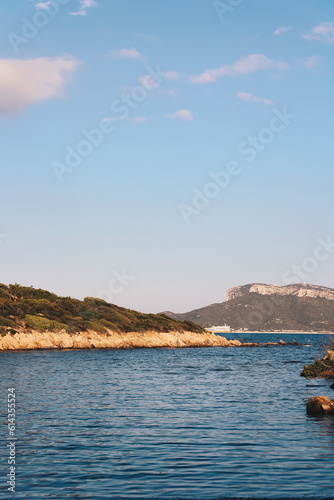 Warmer Tag am Meer auf Sardinien mit Blick auf die Insel Tavolara