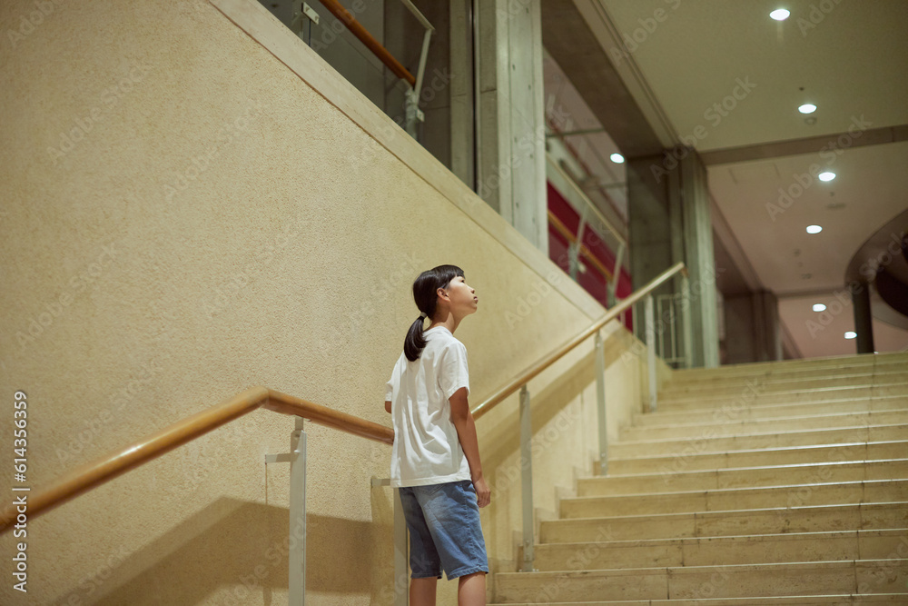 建物の中で迷う小学生の女の子の様子 建物の中で迷う小学生の女の子の様子