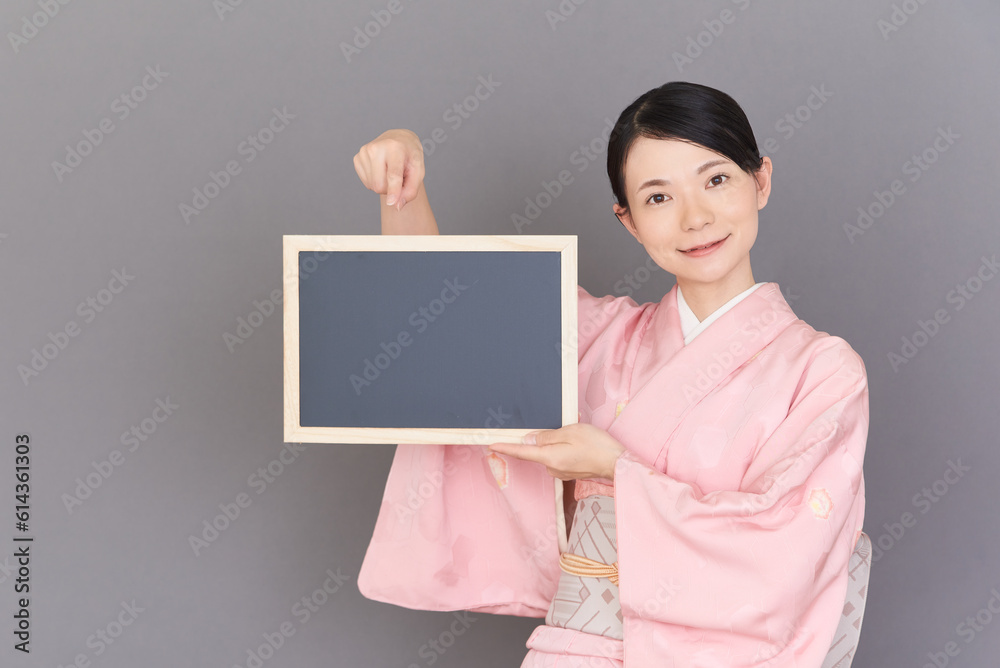 黒板を持つ着物を着た女性 黒板を持つ着物を着た女性