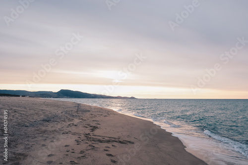 Traumhafter Sonnenuntergang am Strand mit Blick auf das Meer  Sardinien  Italien