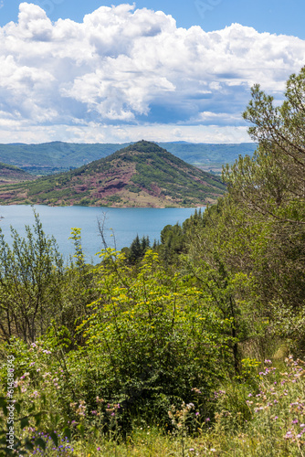 Presqu'île de Rouens et son ancien volcan sur les rives du Lac du Salagou photo