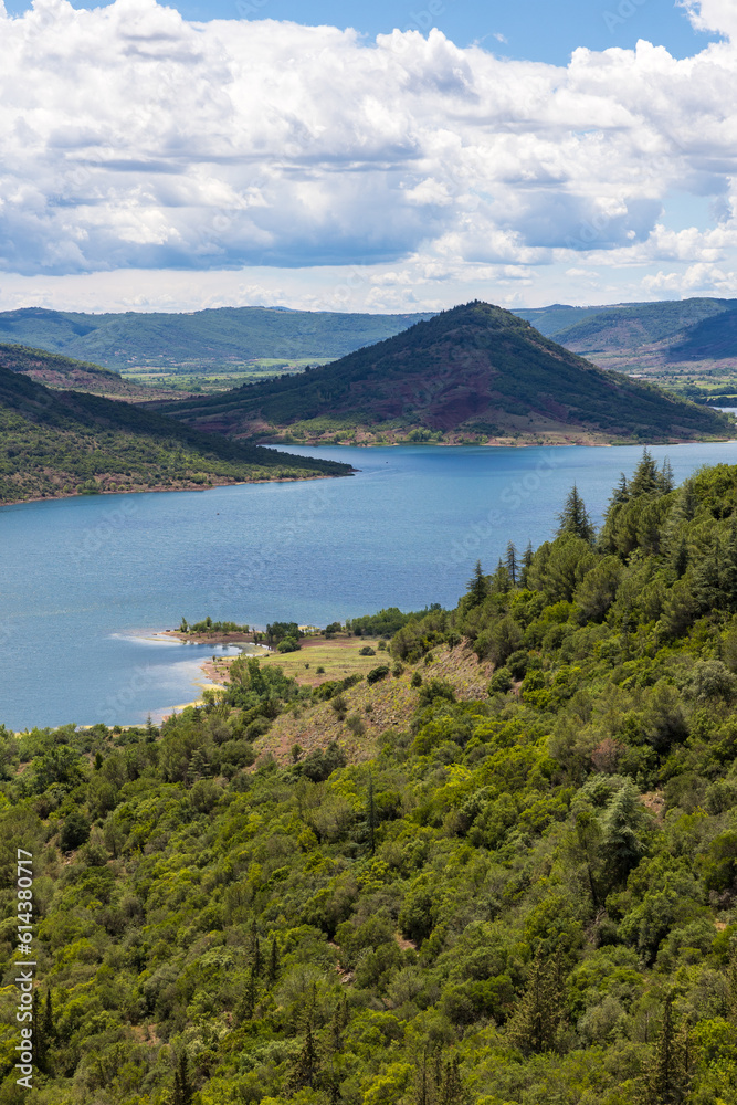 Vue générale sur le Lac du Salagou depuis les hauteurs d'un chemin forestier au nord du lac
