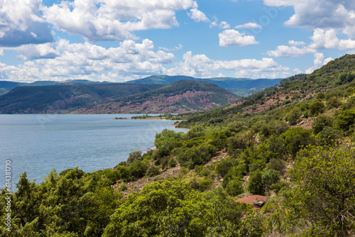 Lac du Salagou et ses terres rougs depuis un chemin en hauteur